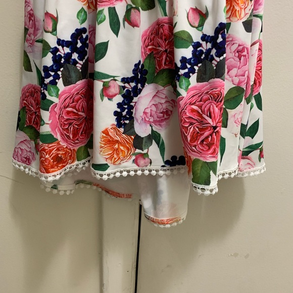 Dress with flower design - Picture 7 of 7